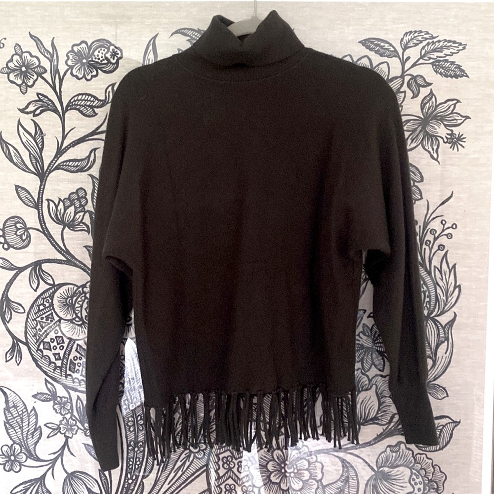 Carmen Marc Valvo turtle neck with fringe / size SM | army green